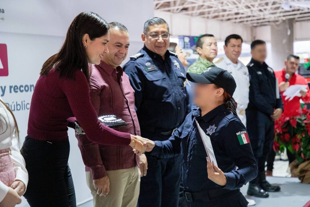 Gobierno de Colima entrega reconocimientos estímulos y ascensos por el